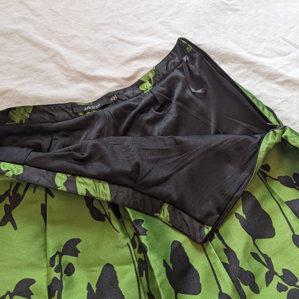 EUC Modcloth Ark & Co Ver-dance Partner Skirt, Green & Black Floral in Medium - Picture 13 of 16